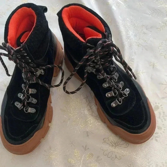 Villa Rouge Gem boots. Black calf skin suede and rubber sole - Picture 2 of 8